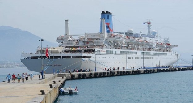 SEZONUN İLK GEMİSİ LİMANA YANAŞTI