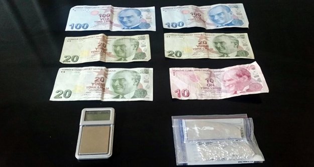 TURİSTLERE UYUŞTURUCU SATAN ŞAHIS TUTUKLANDI