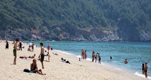 ALANYA'DA TURİSTLER DENİZE AKIN ETTİ