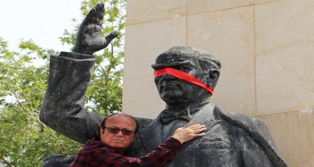 ATATÜRK'ÜN GÖZÜNÜ KUŞAKLA KAPATTI