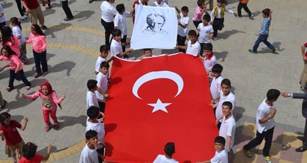 DEMKOD'DAN TIRILAR'A DEV BAYRAK