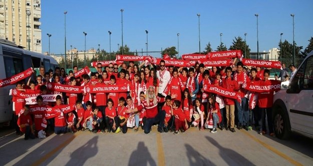 DERNEK 150 ÇOCUĞU MAÇA GÖTÜRDÜ