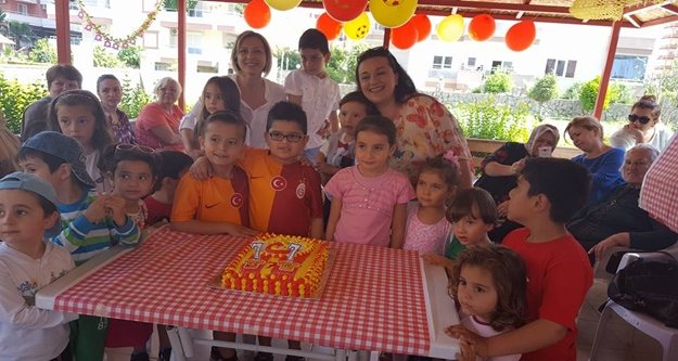 DOĞUM GÜNLERİNİ BERABER KUTLADILAR