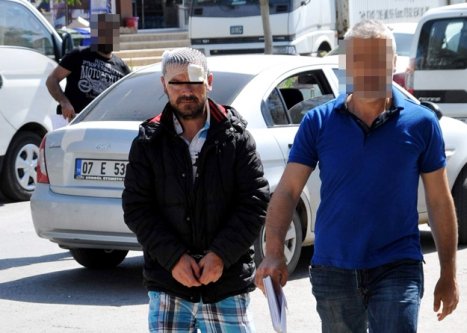 EŞİNİ BIÇAKLAYAN KOCA YAKALANDI