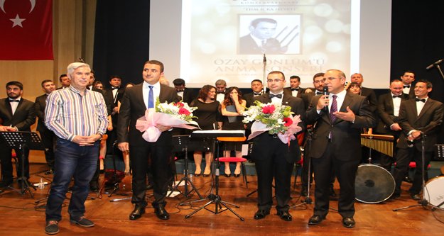 ÖZAY GÖNLÜM TÜRKÜLERİ İLE ANILDI