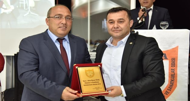 PAZARCILARDAN YÜCEL’E TEŞEKKÜR PLAKETİ