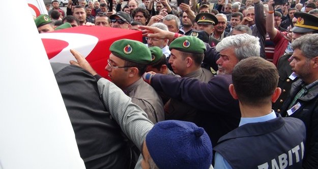 ŞEHİDİMİZ TÜRK YILDIZLARINA AİT UÇAKLA GETİRİLDİ