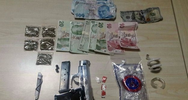 SİLAH VE UYUŞTURUCU YOL KONTROLÜNE TAKILDI