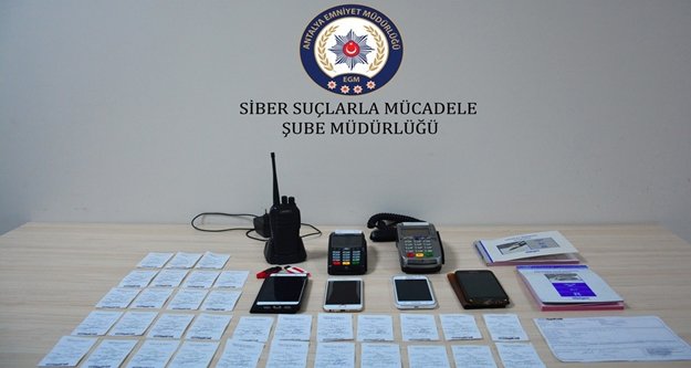 TURİSTLERİN BANKA KARTLARINI KOPYALIYORLARDI