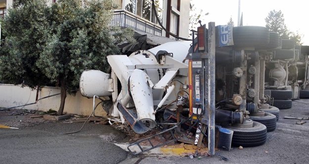 VİRAJI ALAMAYAN BETON MİKSERİ FACİAYA SEBEP OLDU