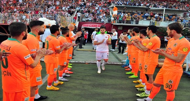 ALANYASPORLU OYUNCULAR ŞAMPİYONU ALKIŞLADI