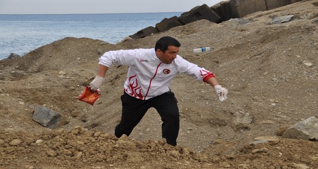 BELEDİYE BAŞKANI SAHİLİ TEMİZLEDİ