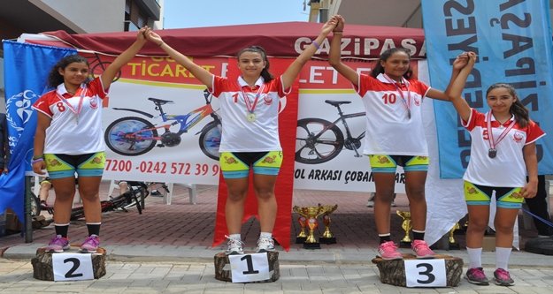 BİSİKLETCİLER  BİRİNCİLİK İÇİN YARIŞTI