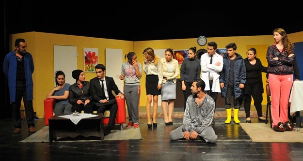 DELİLER EVİ SEYİRCİYLE BULUŞTU