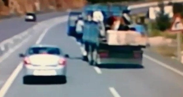 FRENİ PATLAYAN KAMYONDAN ATLAYARAK KURTULDU