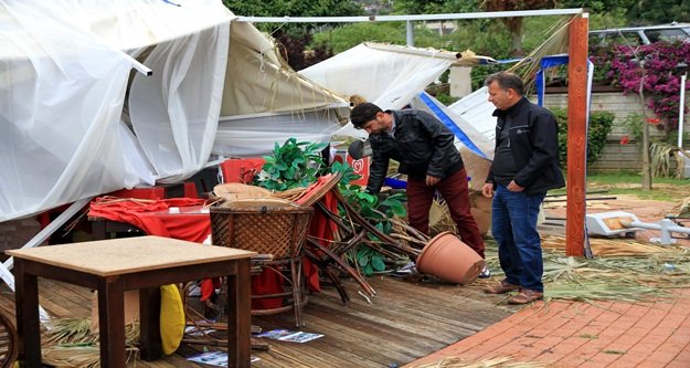 HORTUM TEKNEYİ BATIRDI AYDINLATMA DİREĞİNİ SÖKTÜ