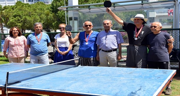 İHTİYAR DELİKANLILAR MADALYALARINI ALDI