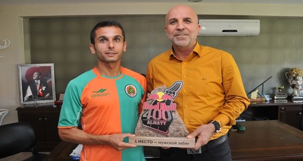 KUPAYI BAŞKANA HEDİYE ETTİ