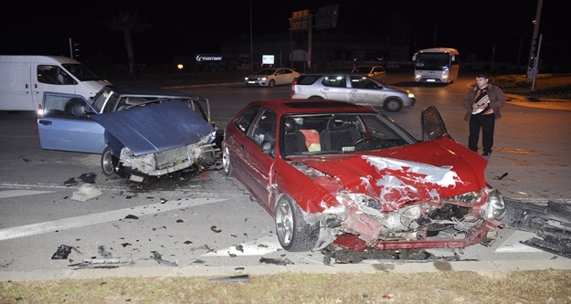 MANAVGAT’TA TRAFİK KAZASI: 3 YARALI