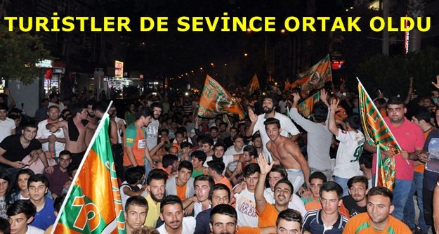 ŞAMPİYONLUK ALANYA'YI SOKAĞA DÖKTÜ