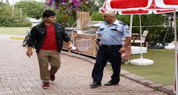 ŞÜPHELİ ÇÖP İNCELEMESİ YAPAN POLİSE BIÇAKLI SALDIRI