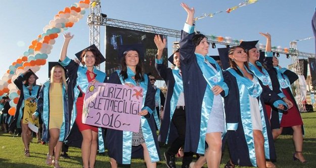 ALKÜ'DE İLK MEZUNİYET COŞKUSU