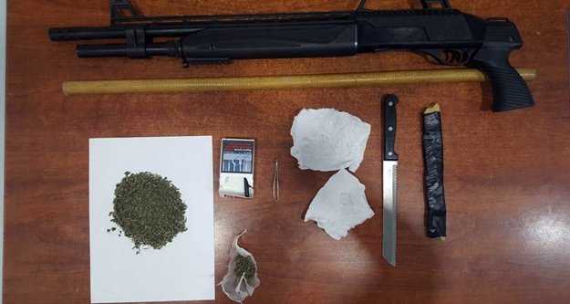 ARAÇTA  UYUŞTURUCU VE SİLAH BULUNDU