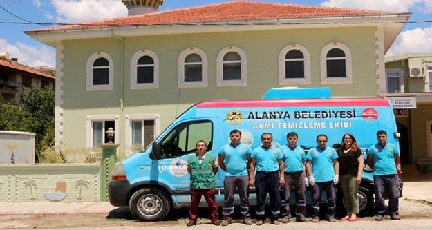 CAMİ TEMİZLEME TİMİ İŞBAŞINDA