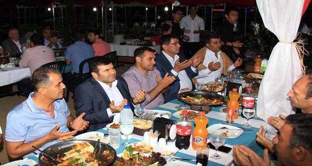 DERE ESNAFLA İFTARDA BULUŞTU