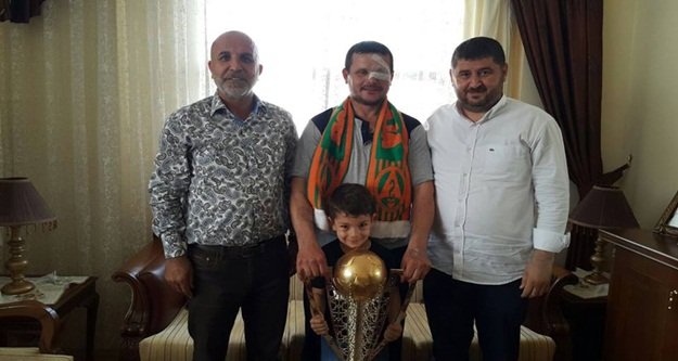 GÖZÜNDEN YARALANAN TARAFTARA KUPALI MORAL