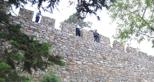 KALE SURLARINDAN DÜŞEN ÇOCUK AĞIR YARALANDI