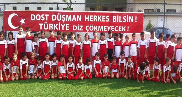 MİNİKLERDEN TERÖRE ANLAMLI TEPKİ