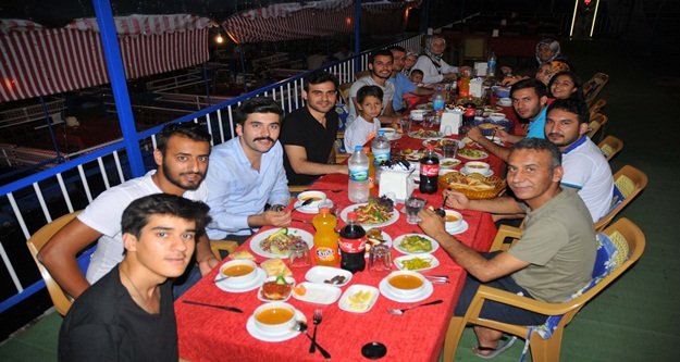 MUHTARIN TORUNLARI İFTARDA BULUŞTU