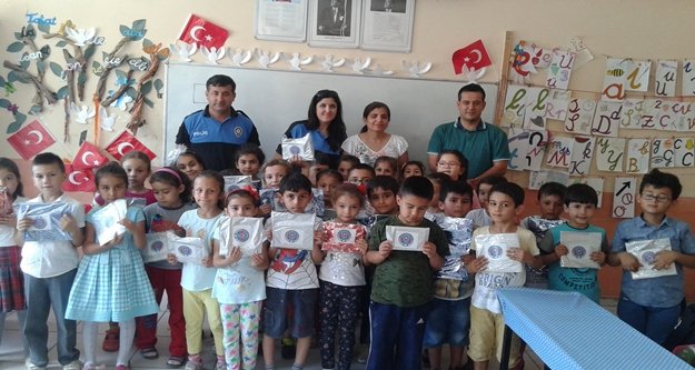 POLİSTEN ÖĞRENCİLERE KARNE HEDİYESİ