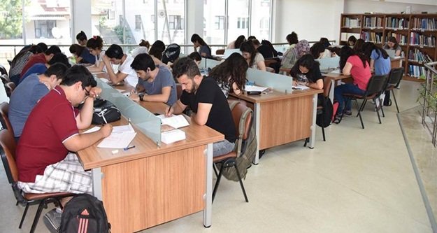 SINAVA KÜTÜPHANEDE HAZIRLANIYORLAR