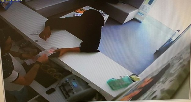 YAKALANINCA ÇIRILÇIPLAK SOYUNUP KAÇTI