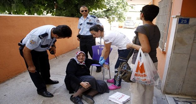 YAŞLI KADINA EVİNİN ÖNÜNDE GASP VE DARP