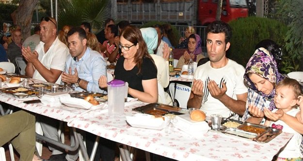 YÜCEL İFTARINI HALKLA AÇTI