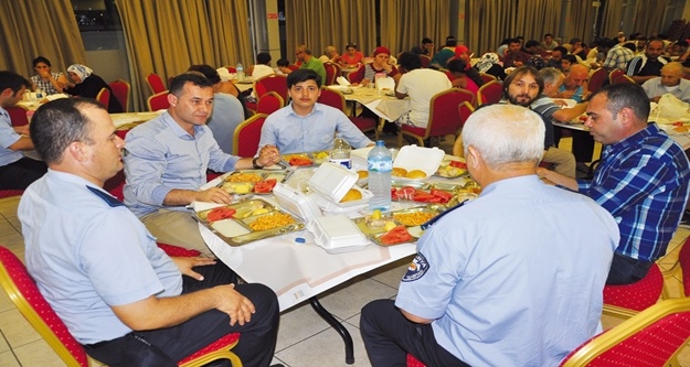 YÜCEL, İFTARINI  VATANDAŞLARLA  BİRLİKTE YAPTI