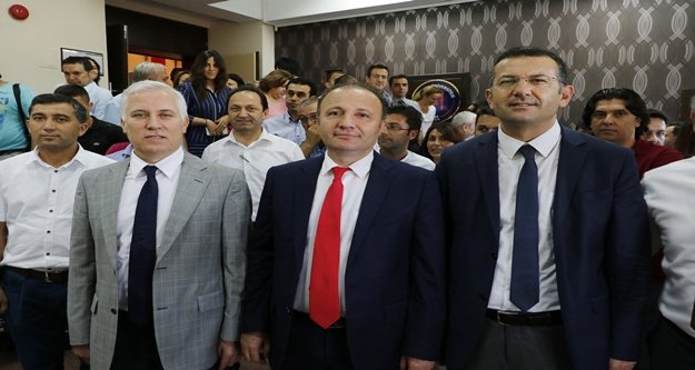 AÜ'DE  PROF.DR.İBRAHİM DEMİR İPİ GÖĞÜSLEDİ