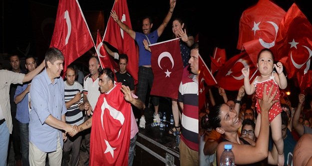 AYYILDIZLI DEMOKRASİ NÖBETİ COŞKUSU