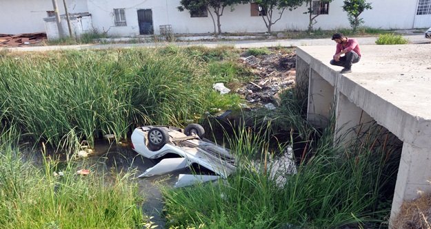 BOĞULMAKTAN KURTULDU ARACINI SEYRETTİ