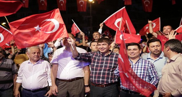 DARBEYE KARŞI DEMOKRASİ NÖBETİ SÜRÜYOR