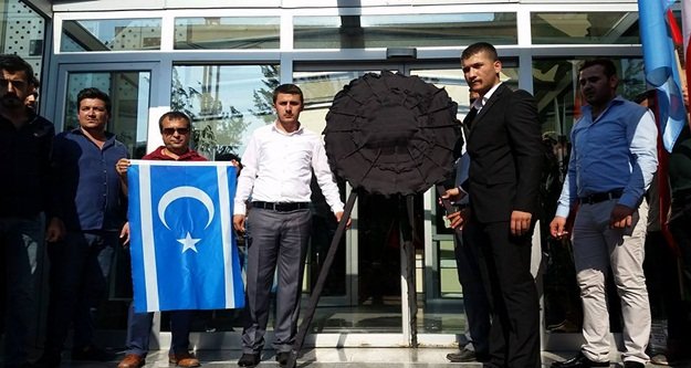 EV VAADİNE SİYAH ÇELENKLİ TEPKİ