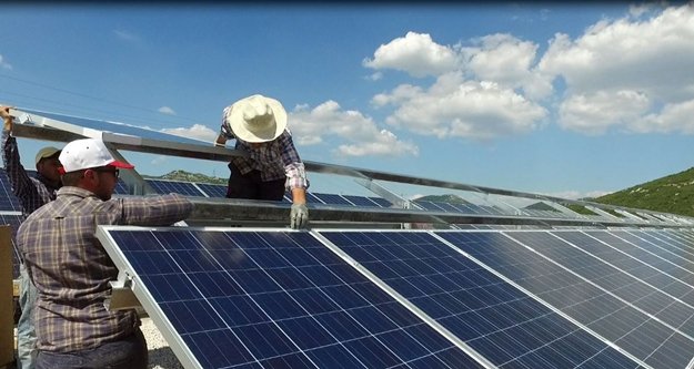 GÜNEŞ ENERJİ SANTRALİNİN PANELLERİ TAKILDI