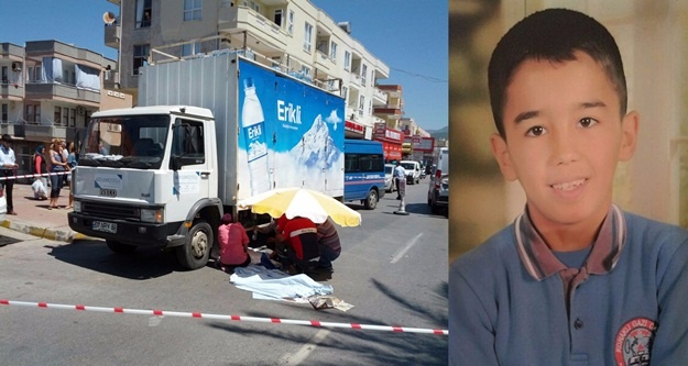 KÜÇÜK ENİS KAMYONUN ALTINDA KALDI