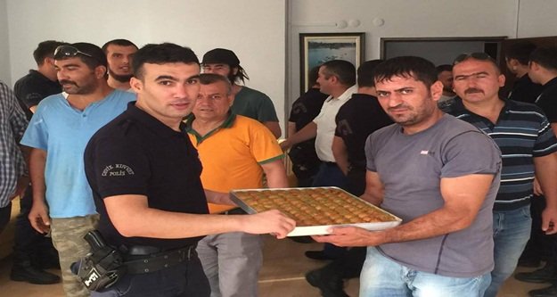 ŞİMŞEKLERDEN POLİSE BAKLAVALI ZİYARET