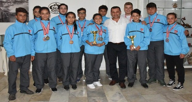 SPORCULARI TEBRİK ETTİ