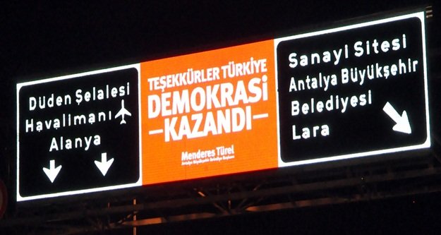 TRAFİK LEVHALARINDA DEMOKRASİ VURGUSU