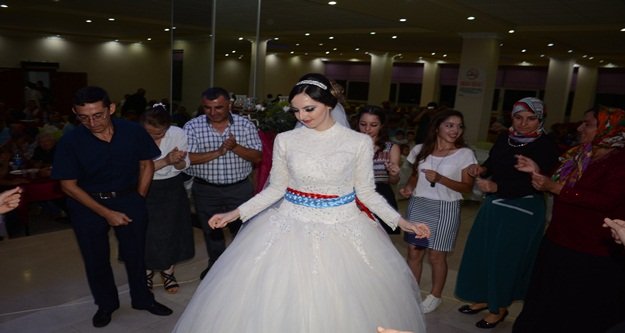 KOMŞUDA DAMATSIZ DÜĞÜN